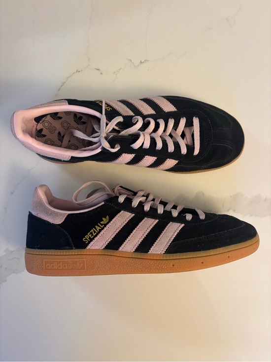 adidas Shoes - pink and black spezials